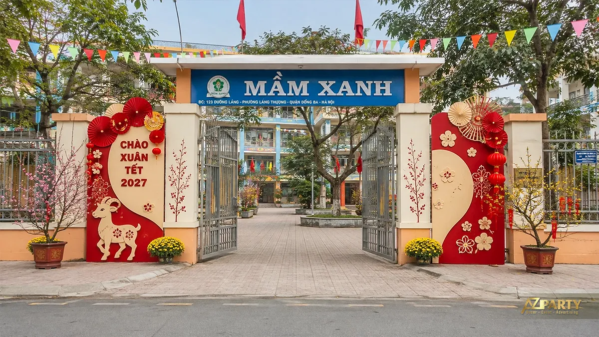 Cổng Trường Mầm Xanh trang trí hai vách đỏ kem, quạt giấy, đèn lồng, hoa đào và cúc vàng