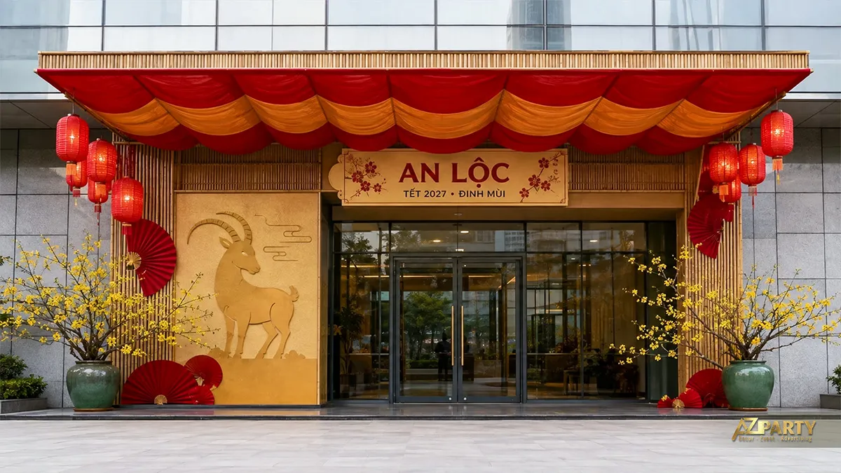 Mặt tiền An Lộc trang trí mái lụa đỏ vàng, vách tre, đèn lồng, dê nổi và hai bình mai