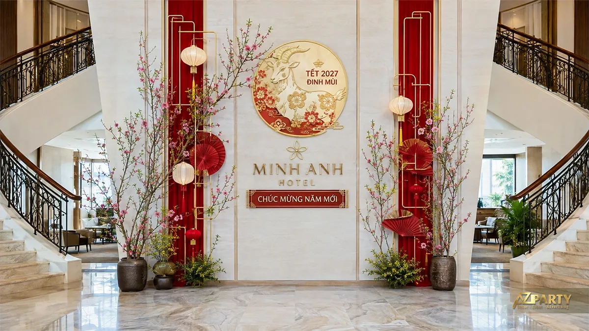Sảnh Minh Anh Hotel với huy hiệu dê Đinh Mùi, khung đèn vàng, quạt đỏ và hai bình đào