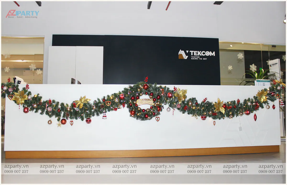 Cận cảnh các phụ kiện treo cây thông xinh xắn như ông già Noel bằng vải nỉ, ngôi sao trắng, kẹo ngọt đỏ trắng và quả mọng đỏ.