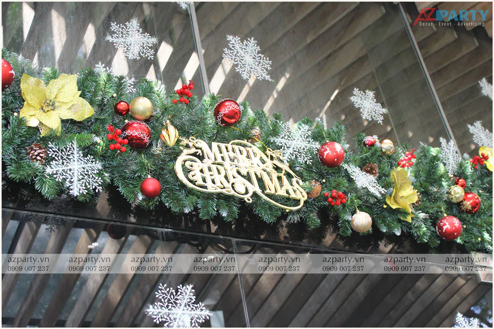 Cận cảnh chữ Merry Christmas vàng nhũ nổi bật trên dây thông trang trí cổng chào văn phòng công ty Tekcom đón Noel.