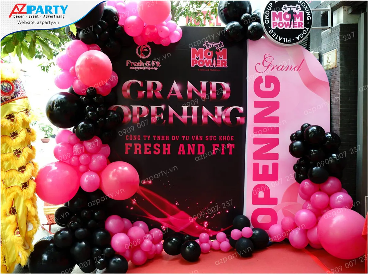 Backdrop Grand Opening của Fresh & Fit trang trí bong bóng tone đen hồng nổi bật
