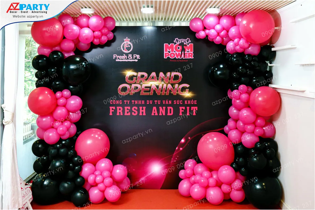 Sân khấu trong nhà của buổi lễ khai trương Fresh & Fit trang trí bong bóng nghệ thuật tinh tế