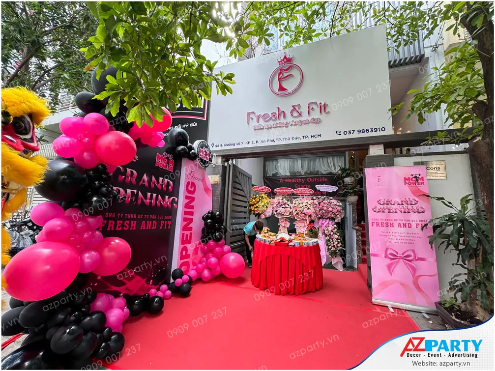 Mặt tiền công ty Fresh & Fit tại Thủ Đức rực rỡ thảm đỏ và hoa tươi trong ngày khai trương