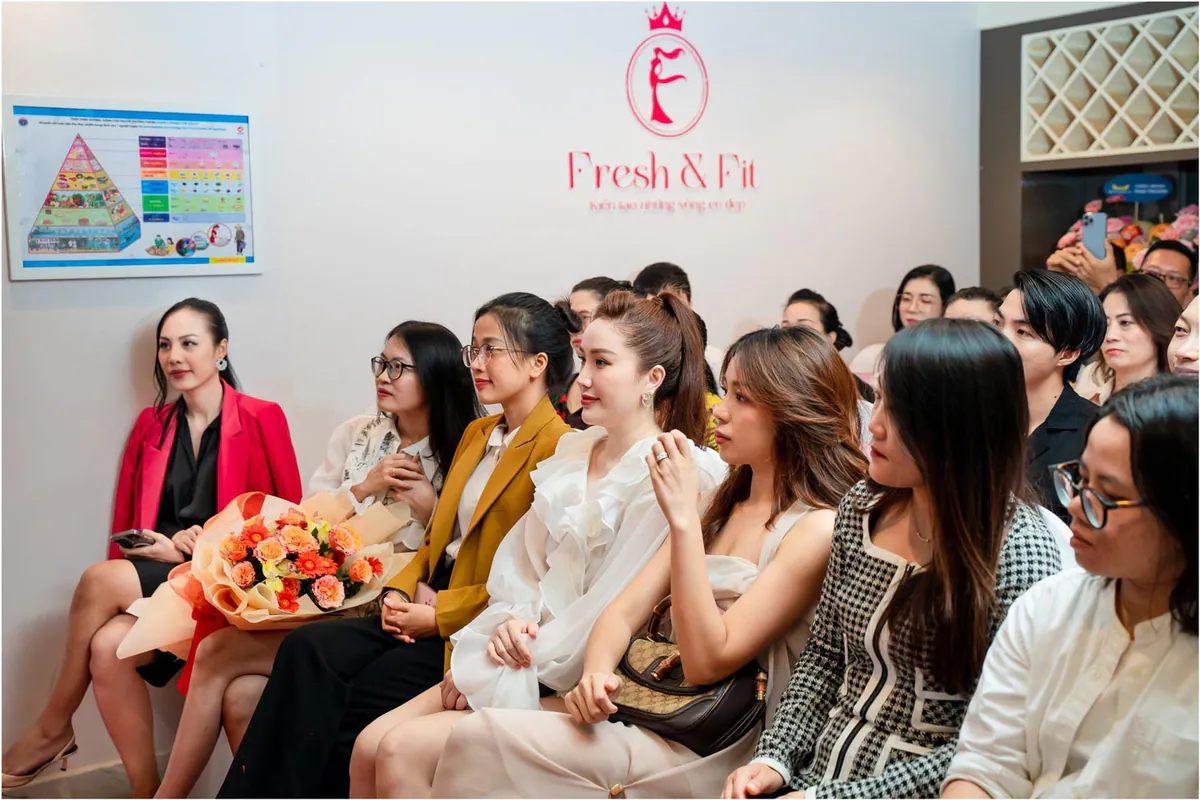 Khách mời chăm chú lắng nghe chia sẻ tại buổi lễ khai trương văn phòng Fresh & Fit