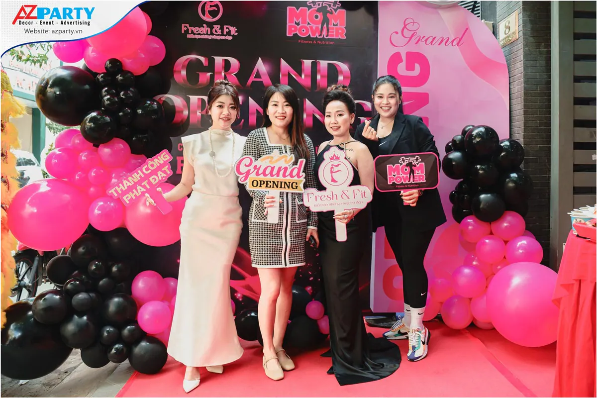 Các khách mời check-in cùng hashtag tại sự kiện khai trương văn phòng Fresh & Fit