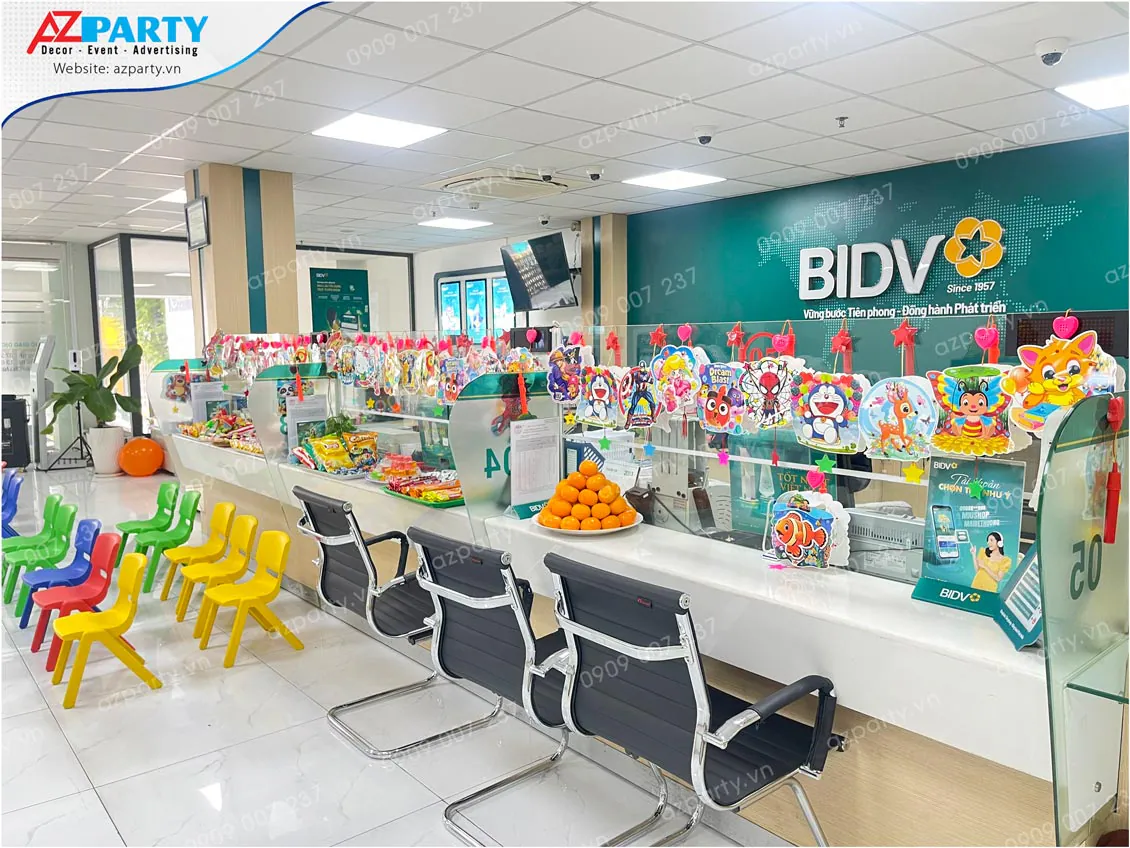 Quầy giao dịch ngân hàng BIDV được trang hoàng lồng đèn trung thu hoạt hình ngộ nghĩnh cùng khu vực ghế ngồi nhỏ xinh cho các bé.