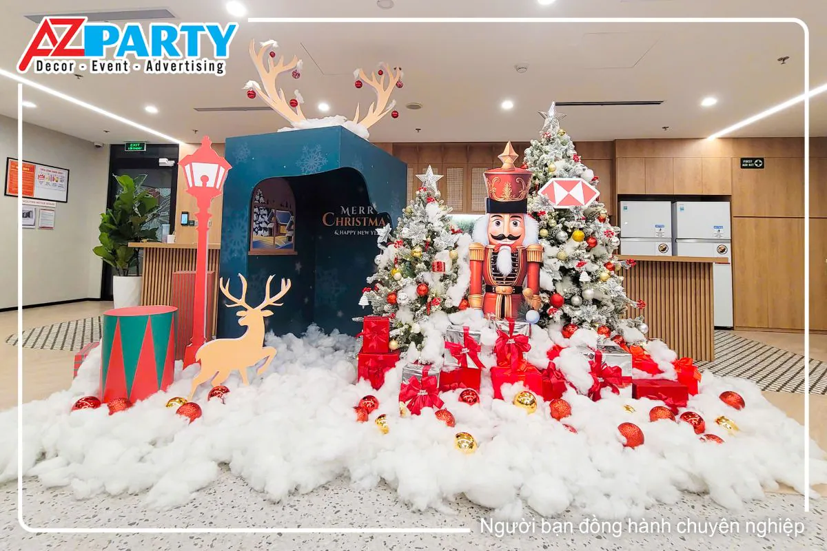 Tiểu cảnh noel tại HSBC với hình ảnh chú lính chì, chú hươu vàng, gift box và cây thông noel, nền sử dụng bông giả tuyết trắng