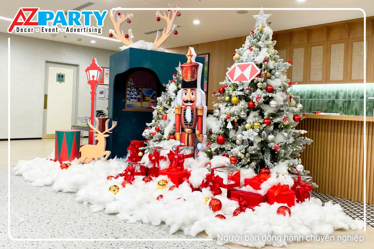 Góc phải của tiểu cảnh noel HSBC, nổi bật với hình ảnh chú lính chì đứng cạnh cây thông noel màu xanh