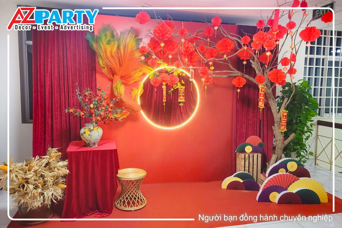 tiểu cảnh tết tại một chi nhánh khác của VietinBank, với hình ảnh cá chép ở chính giữa, bên cạnh là cây đèn lồng, chậu cây lực và bó ngô 
