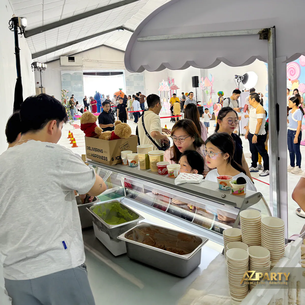 Quầy kem gelato với nhiều vị phục vụ gia đình nhân viên tại ngày hội ASW Family Day 2025