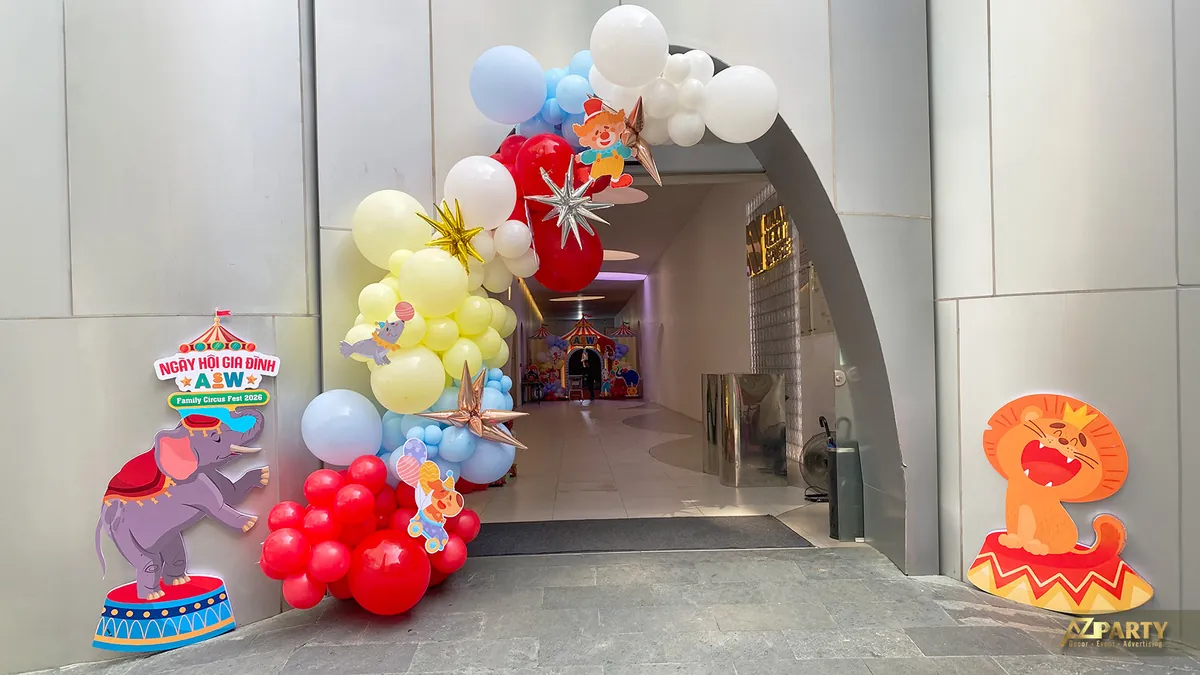 Cổng chào Ngày hội gia đình ASW Family Circus Fest 2026 tại Nina Next Space với bong bóng và standee xiếc