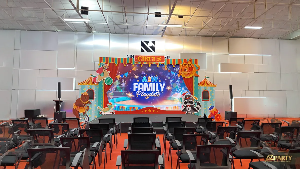 Sân khấu ASW Family Playdate tại Nina Next Space với backdrop xiếc và khu vực ghế khách