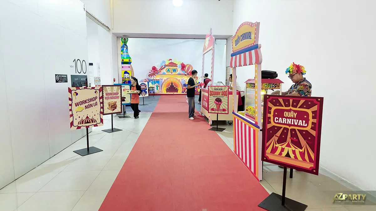 Lối vào khu carnival Ngày hội gia đình ASW với quầy popcorn, workshop nón lá và workshop kẹo nougat