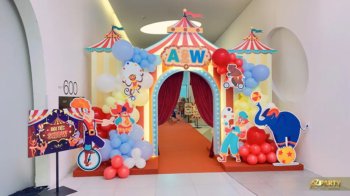 Cổng rạp xiếc ASW trang trí bong bóng, standee chú hề và voi tại khu check-in sự kiện