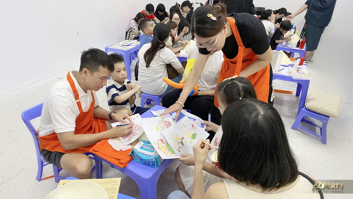 Gia đình tham gia hoạt động tô màu và làm thủ công tại Ngày hội gia đình ASW