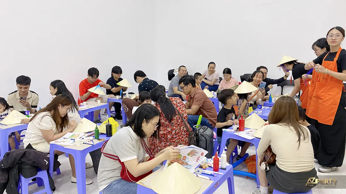 Toàn cảnh khu workshop gia đình ASW với hoạt động vẽ nón lá và tô màu cho trẻ em