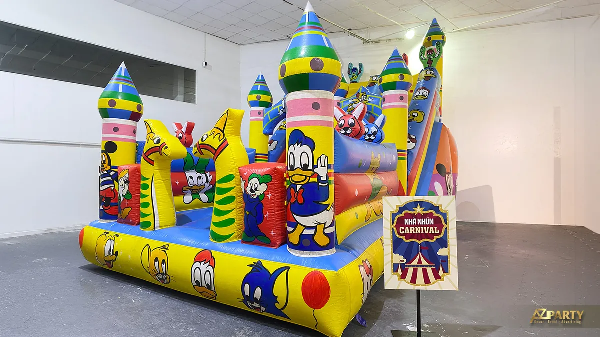 Khu nhà nhún carnival nhiều màu cho trẻ em trong Ngày hội gia đình ASW
