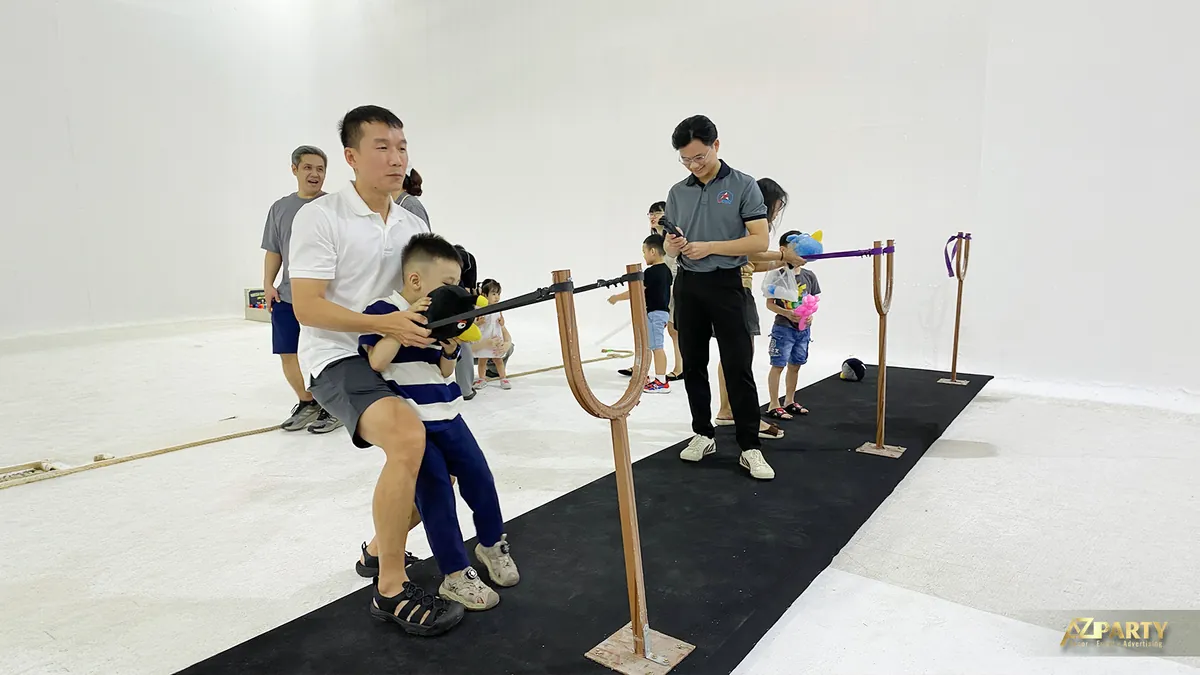 Trò chơi bắn ná cho phụ huynh và trẻ em tại Ngày hội gia đình ASW