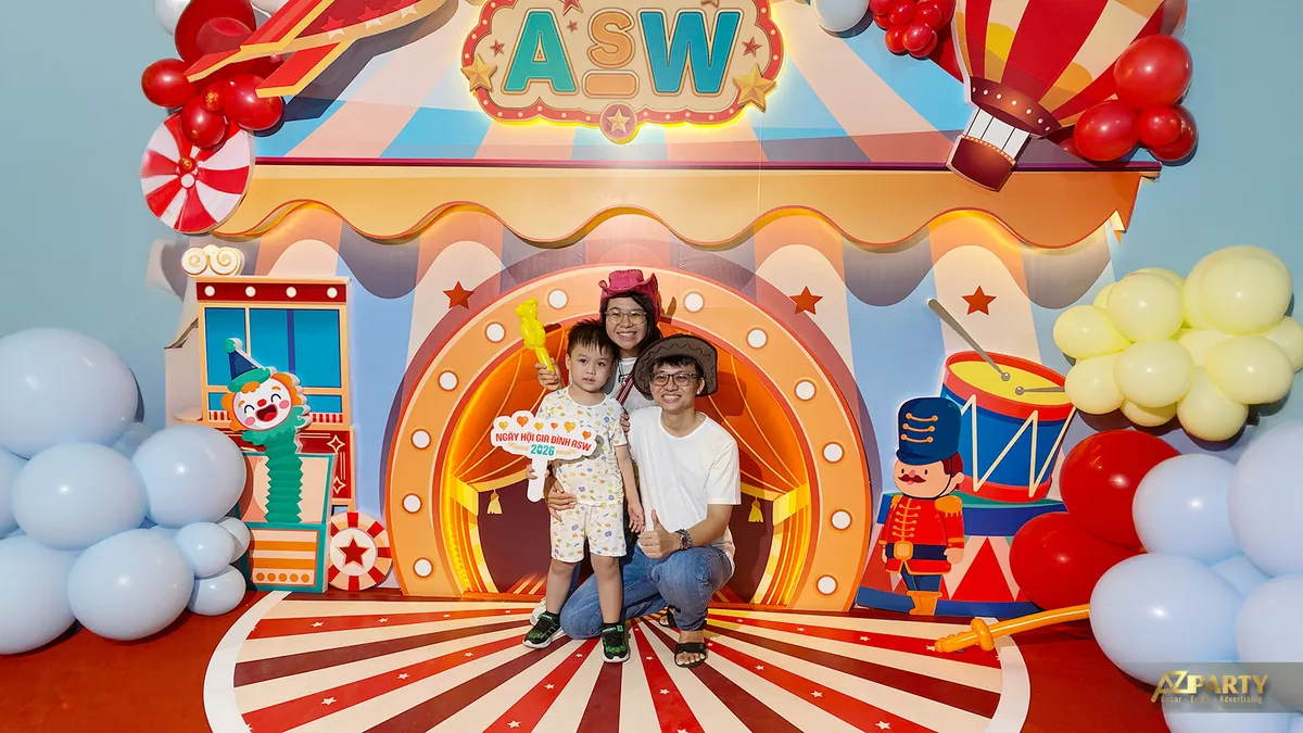 Gia đình chụp ảnh tại photobooth rạp xiếc ASW Family Circus Fest 2026