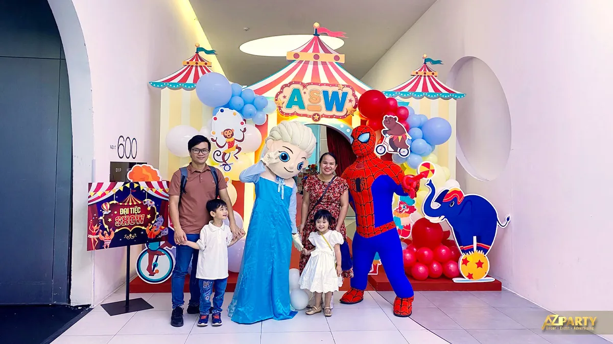 Khu chụp hình Ngày hội gia đình ASW với mascot Elsa và Spiderman tại cổng rạp xiếc