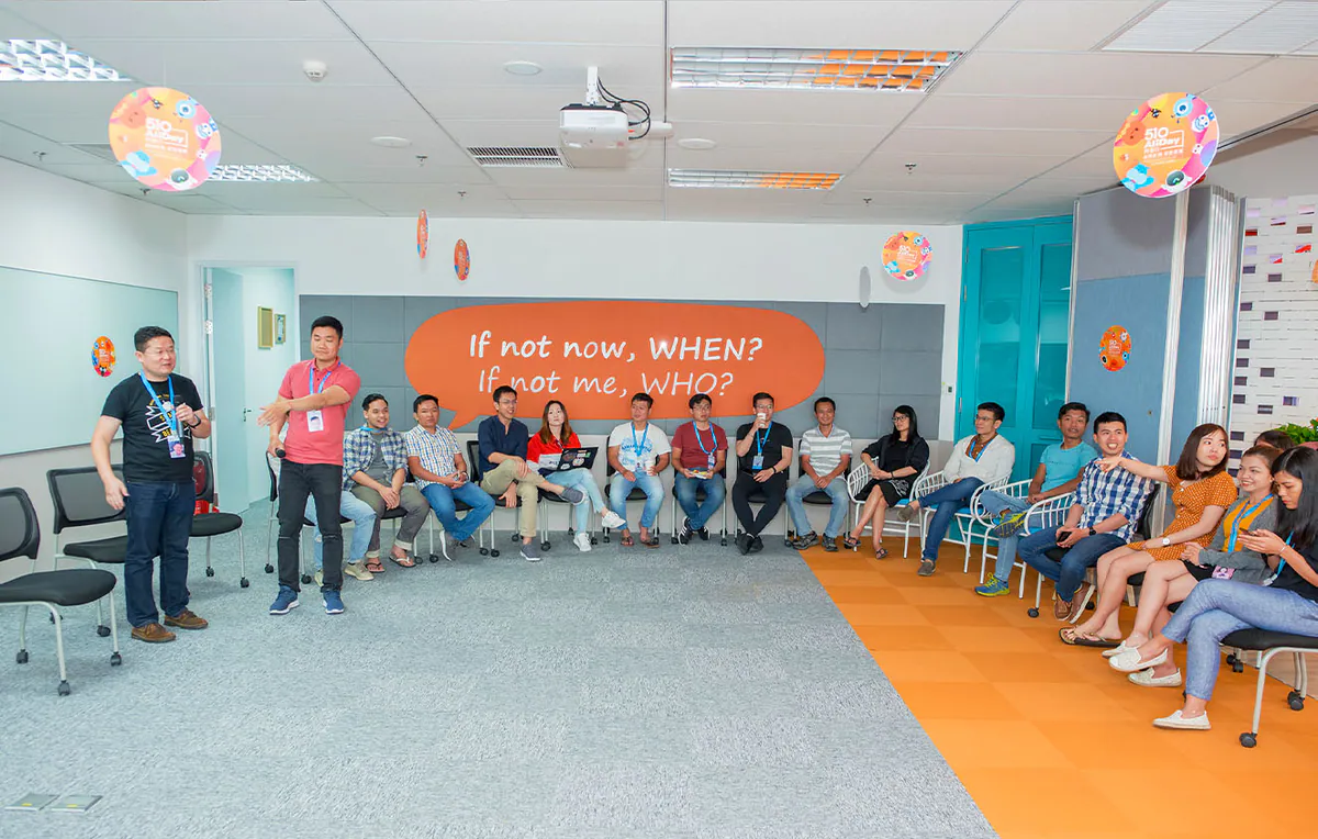 Các thành viên công ty Aliday tập trung tại phòng sinh hoạt chung lắng nghe chia sẻ trong ngày hội gia đình.