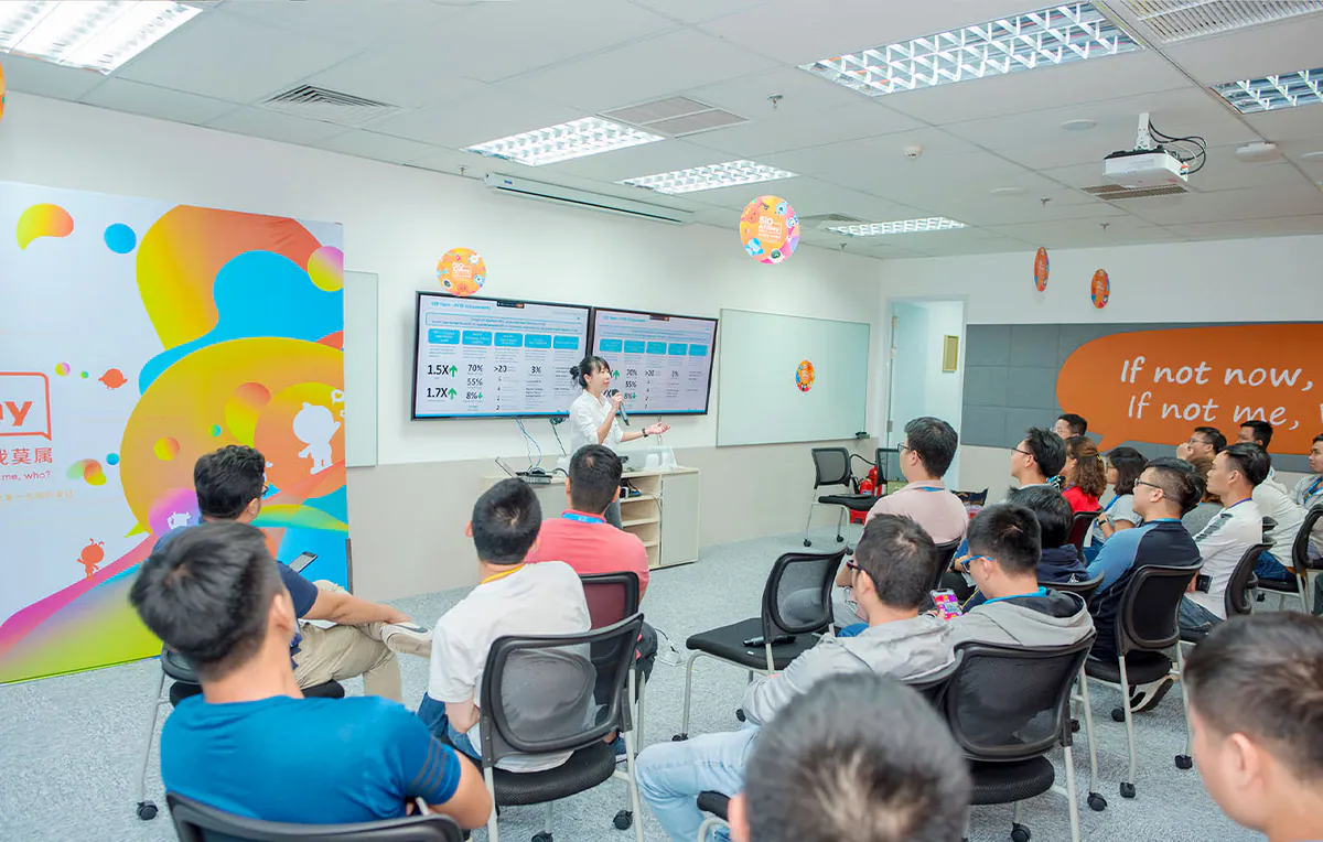 Đại diện công ty Aliday trình bày báo cáo hoạt động trước toàn thể nhân viên trong buổi lễ kỷ niệm.