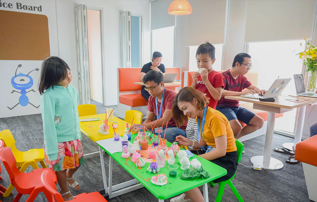 Không khí vui tươi, đầm ấm tại góc vui chơi sáng tạo dành cho các gia đình và bé nhỏ cùng vẽ tranh, tô tượng thạch cao ở văn phòng Aliday.