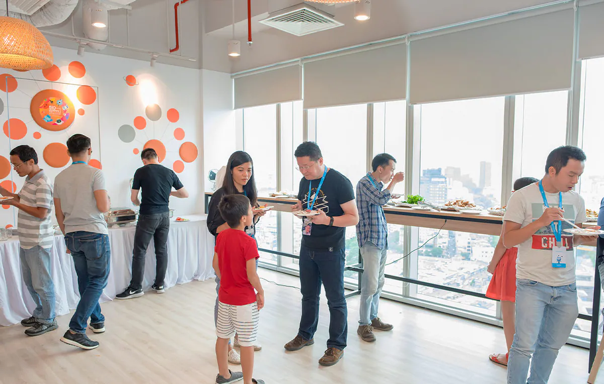 Không gian tiệc buffet sang trọng bên cạnh cửa kính lớn ngắm nhìn thành phố của văn phòng Aliday trong ngày hội gia đình.
