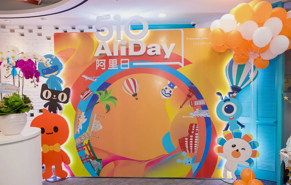 Chi tiết khu vực backdrop check-in sự kiện 510 AliDay rực rỡ sắc màu kèm bong bóng và các mô hình nhân vật hoạt hình ngộ nghĩnh.