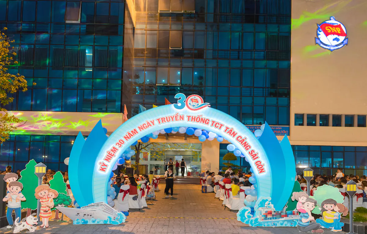 Cổng chào bong bóng thiết kế hình vòng cung có dòng chữ Kỷ niệm 30 năm Ngày truyền thống TCT Tân Cảng Sài Gòn tại lối vào sự kiện Ngày hội gia đình.