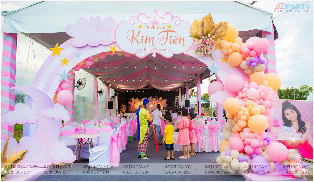 Cổng chào hình cầu vồng đón khách Welcome Kim Tiền Little Princess trang trí dải bóng bay khổng lồ dẫn vào rạp tiệc lớn.