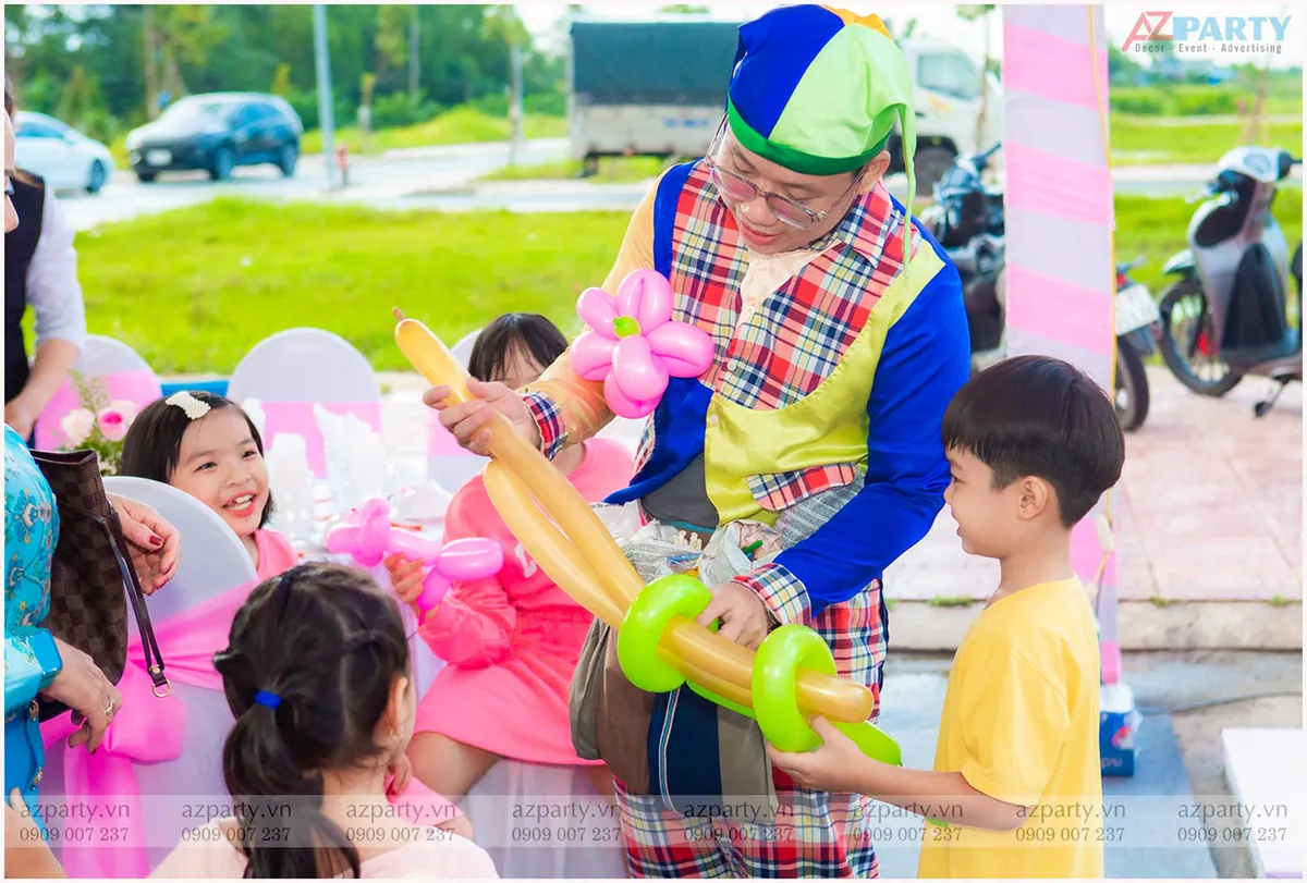 Bé Kim Tiền chụp ảnh lưu niệm hạnh phúc cùng ba mẹ đứng cạnh chiếc bánh sinh nhật 3 tầng sang trọng.