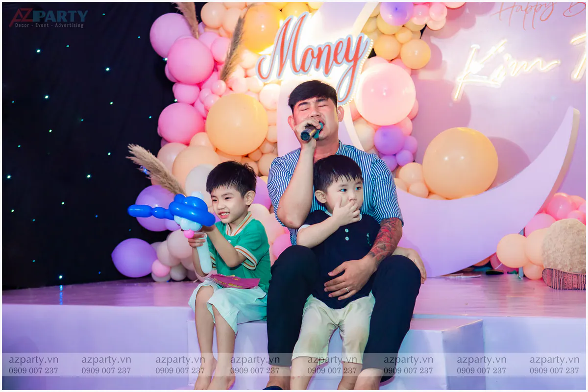 Cận cảnh chiếc bánh kem sinh nhật Chanel thời thượng thắt nơ đen và gắn vương miện vàng lấp lánh cho bé Tiền.