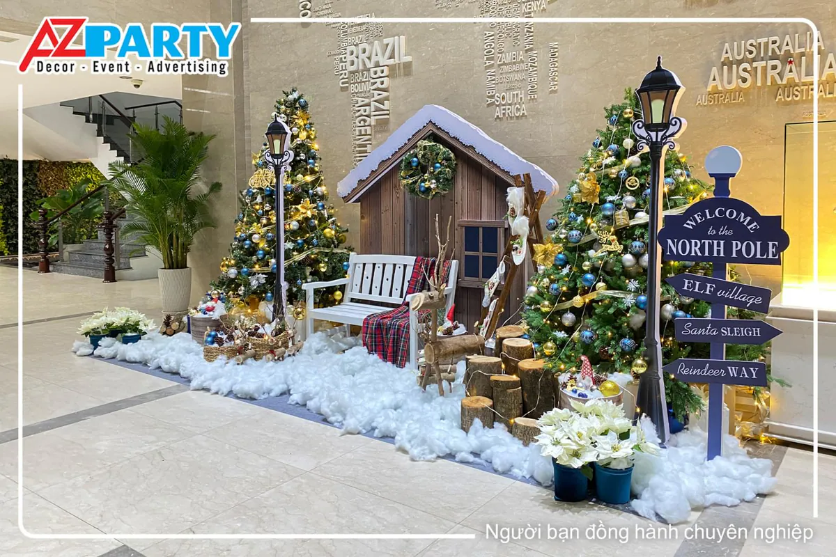 Góc chụp xéo của mẫu tiểu cảnh noel ngôi làng tuyết tại văn phòng FPT