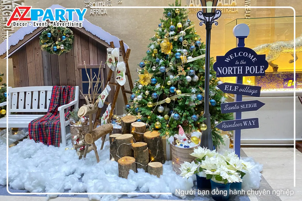Một góc nhỏ của tiểu cảnh noel với cây thông, ghế ngồi, bảng chỉ dẫn