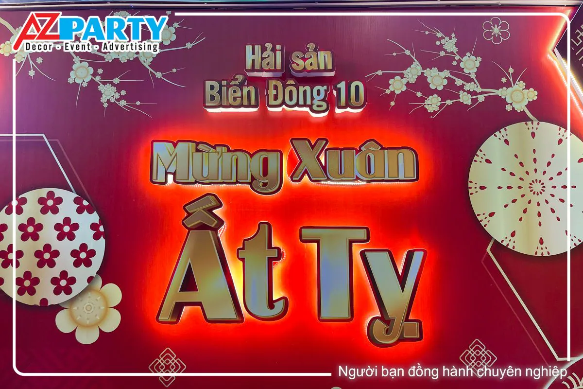 dòng chữ Biển Đông 10 Mừng Xuân Ất Tỵ nổi khối trên backdrop có đèn led vàng bao quanh