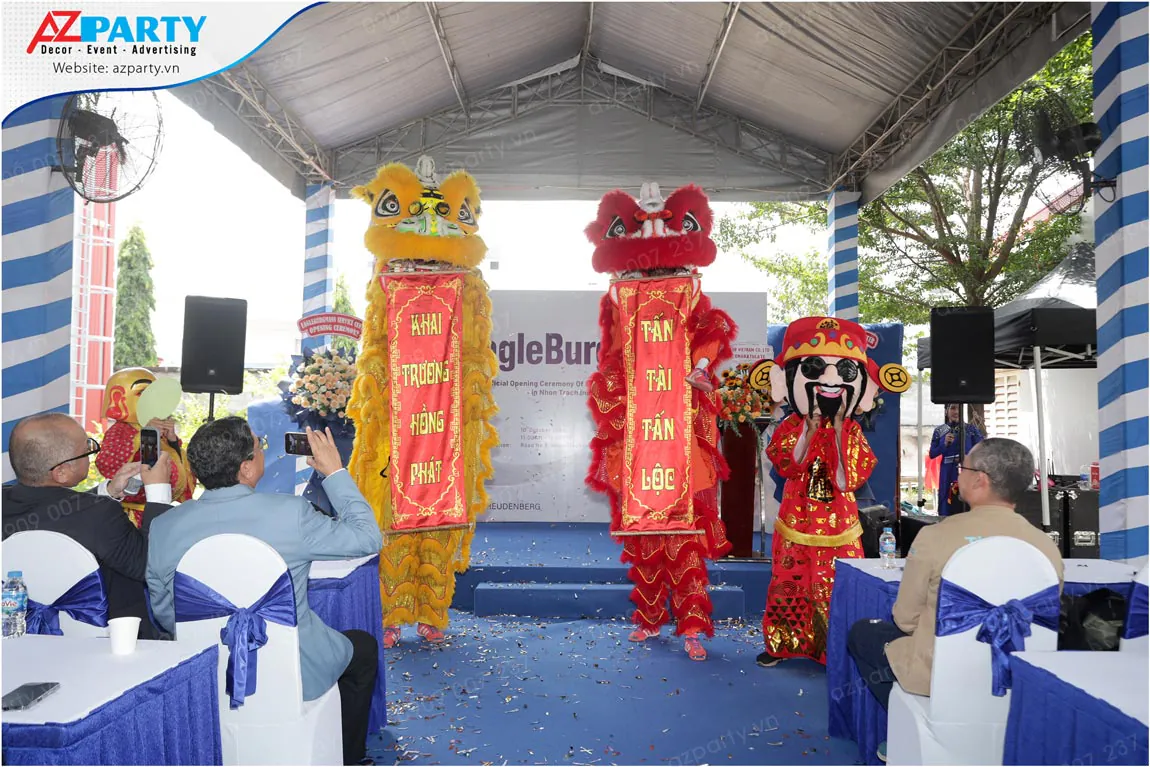 Biểu diễn múa lân khai trương khánh thành nhà máy EagleBurgmann dưới sự chứng kiến của khách mời.