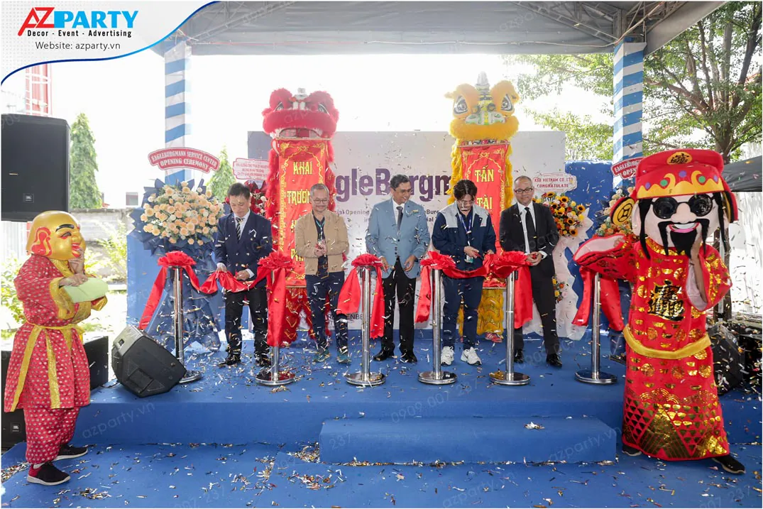 Đại diện ban giám đốc cắt băng khánh thành nhà máy EagleBurgmann chi nhánh Nhơn Trạch.