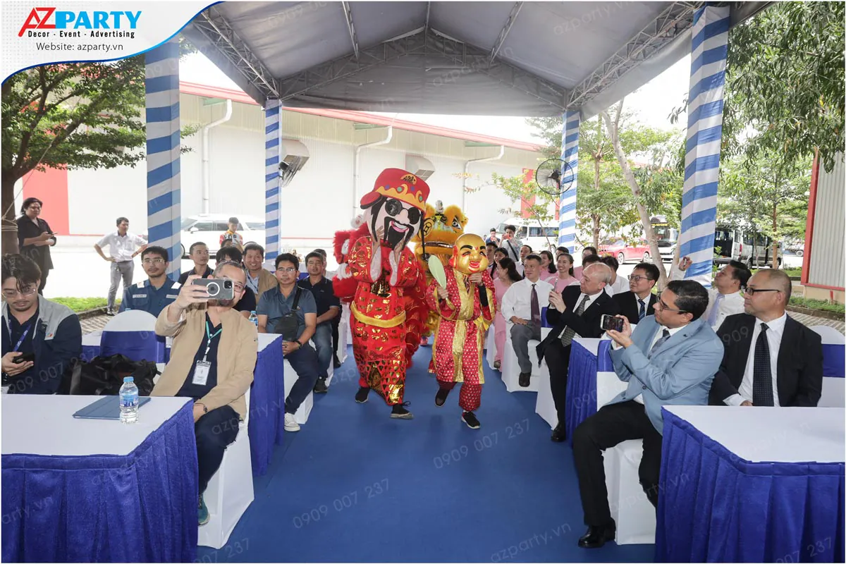 Thần Tài và Ông Địa phát lộc cho khách tham dự lễ khánh thành nhà máy EagleBurgmann.