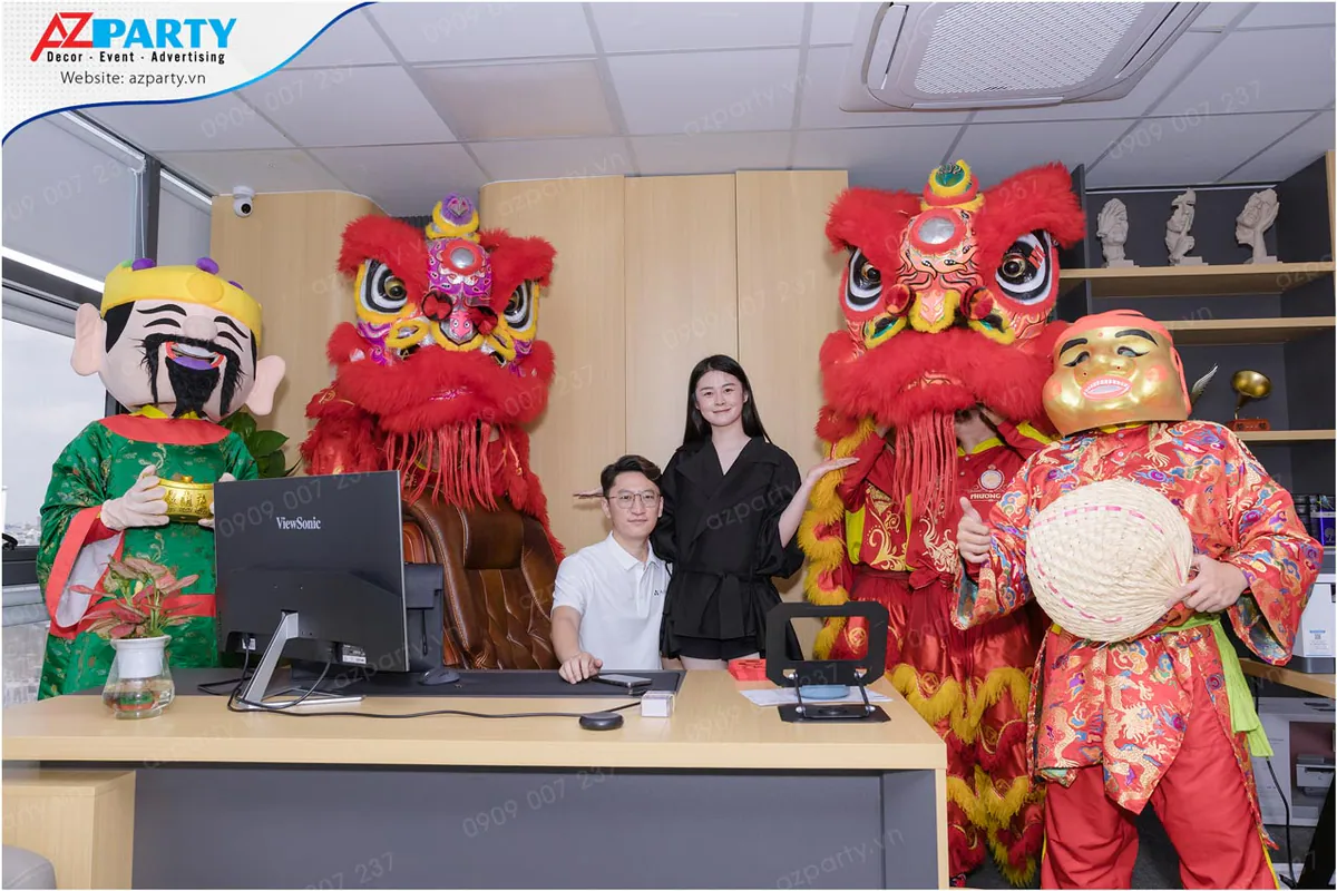 Đội múa lân, Thần Tài và Ông Địa chụp ảnh lưu niệm cùng lãnh đạo tại văn phòng công ty Ailink dịp khai trương