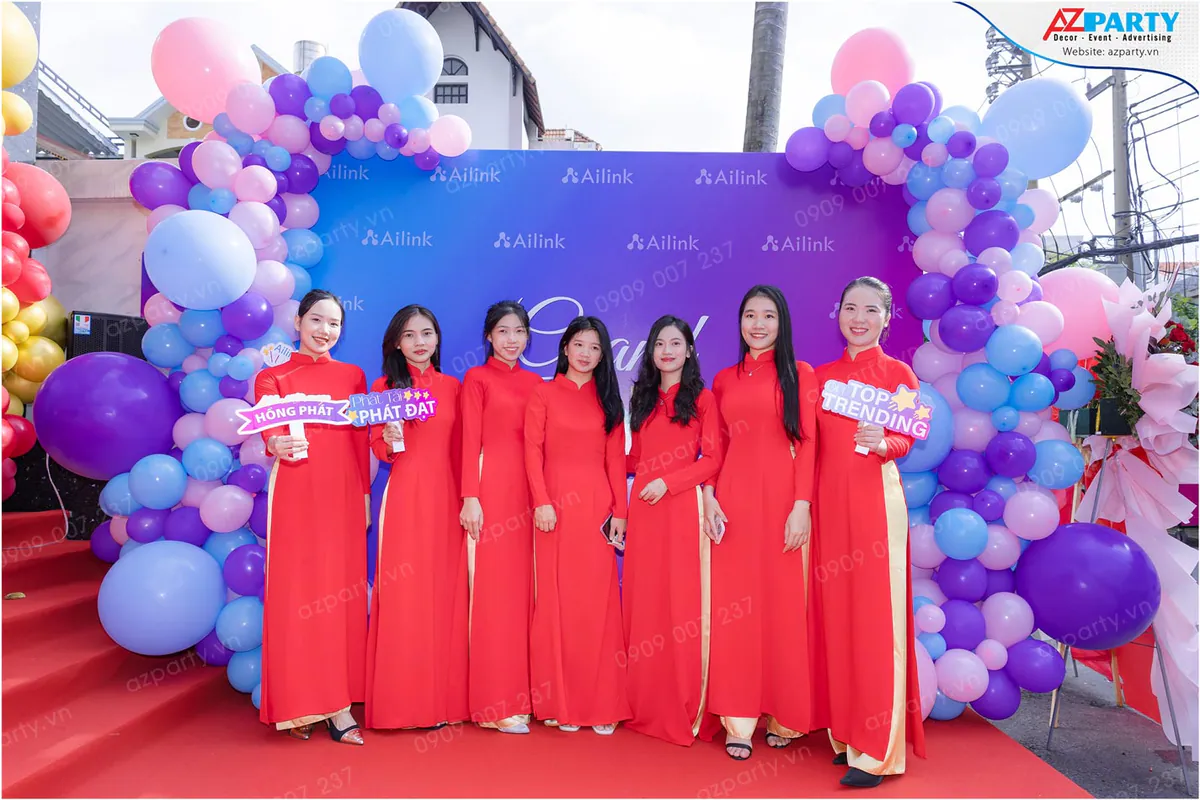 Dàn PG mặc áo dài đỏ cầm hashtag check-in tại sự kiện khai trương công ty Ailink Bình Thạnh