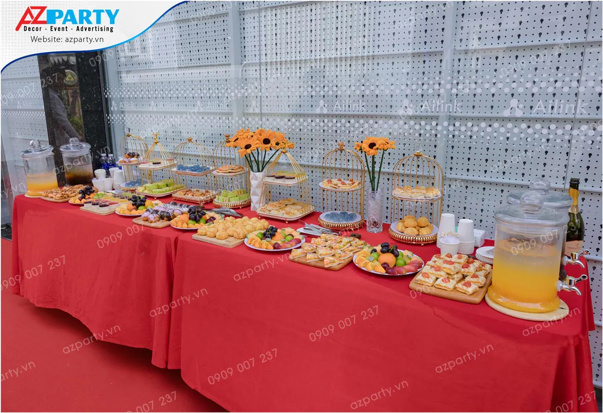 Bàn tiệc teabreak ngọt ngào với trái cây, bánh và nước ép phục vụ khách mời khai trương công ty Ailink