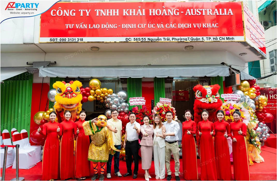 Toàn cảnh ban lãnh đạo, khách mời và đội lân sư rồng trước cửa văn phòng khai trương công ty Khải Hoàng.