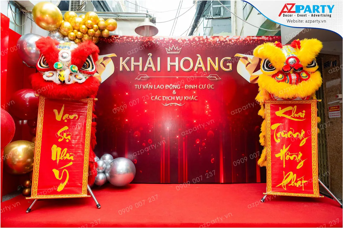 Thiết kế sân khấu khai trương công ty Khải Hoàng tông màu đỏ nổi bật cùng cặp lân sư rồng.