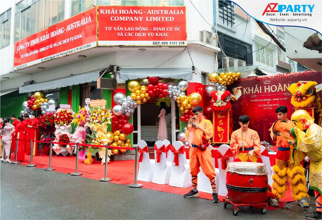 Đánh trống hội khai trương tưng bừng trước cửa văn phòng công ty Khải Hoàng - Australia.