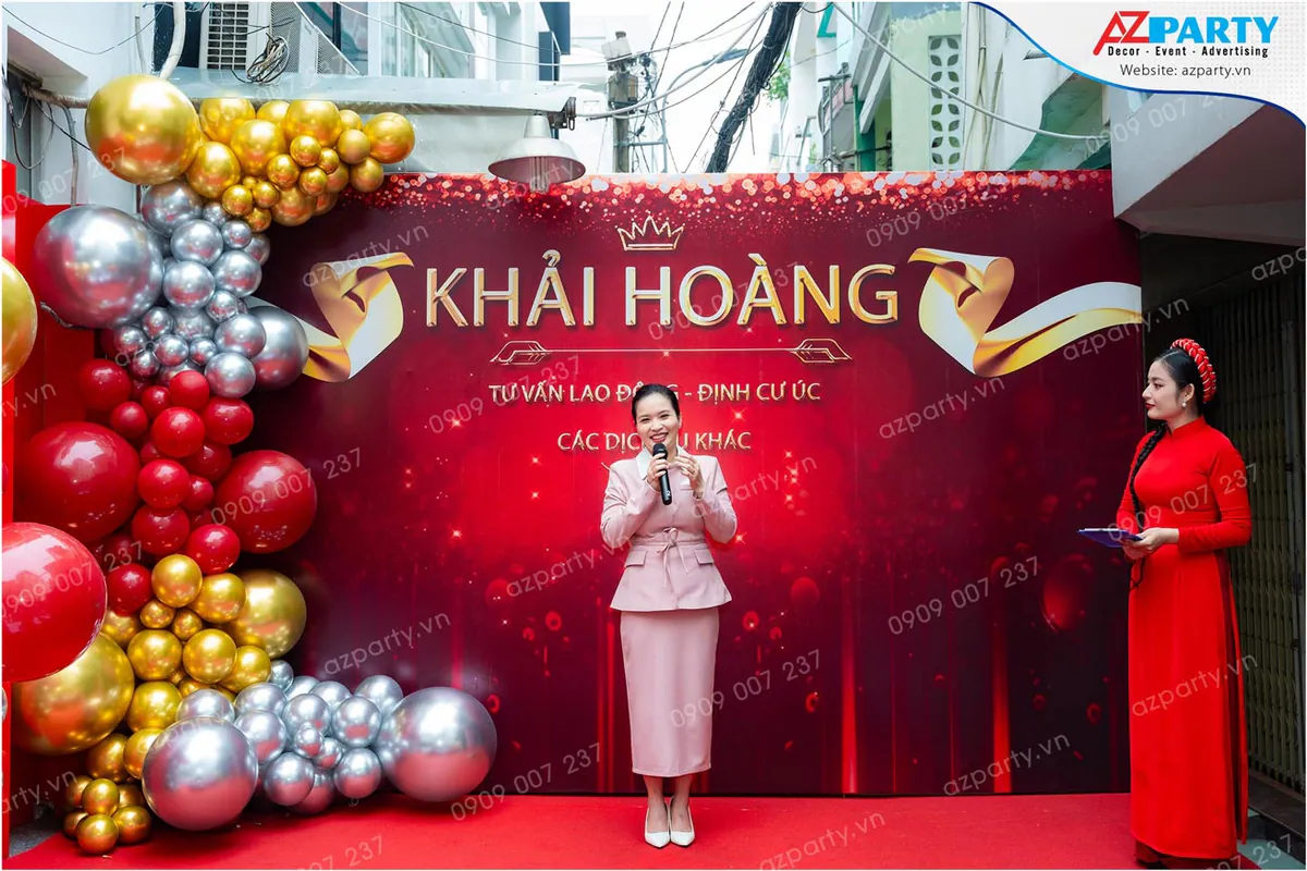 Đại diện công ty Khải Hoàng phát biểu khai mạc lễ khai trương văn phòng tư vấn du học định cư.