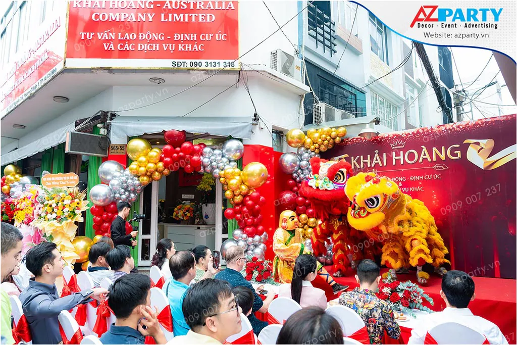 Khách mời chăm chú theo dõi màn trình diễn múa lân khai trương công ty Khải Hoàng.