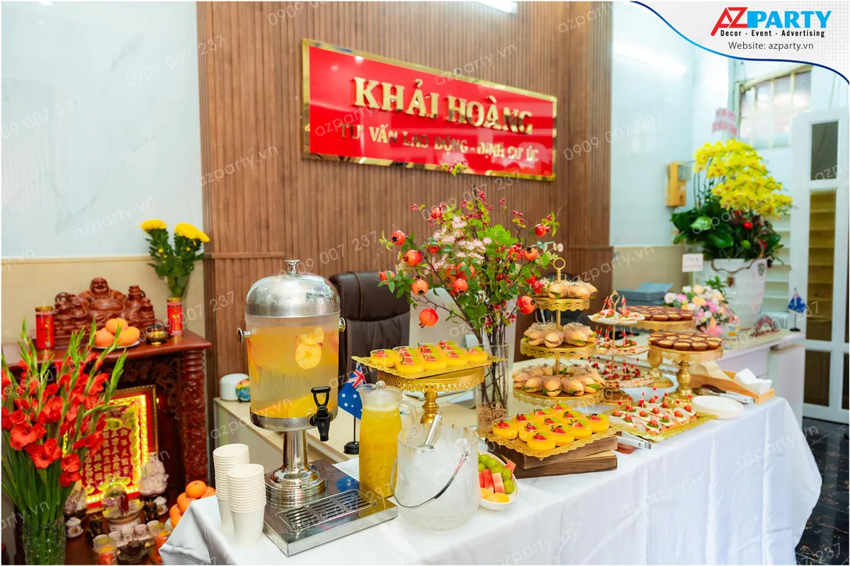 Quầy teabreak ngọt phục vụ khách mời trong ngày khai trương văn phòng mới công ty Khải Hoàng.