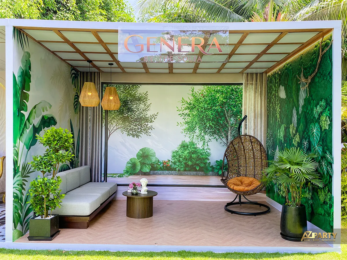 Góc phòng khách xanh tại booth Genera với sofa thấp và đèn thả